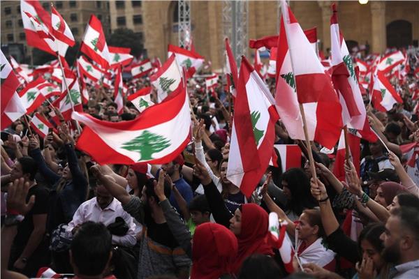 آلاف اللبنانيين يتظاهرون خارج قصر بعبدا دعما للرئيس عون