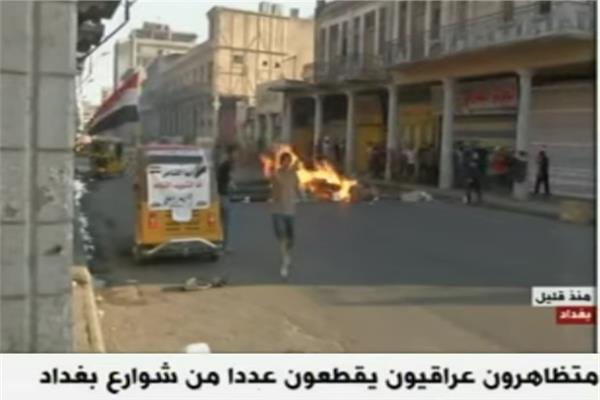 محتجون عراقيون يقطعون شوارع بغداد