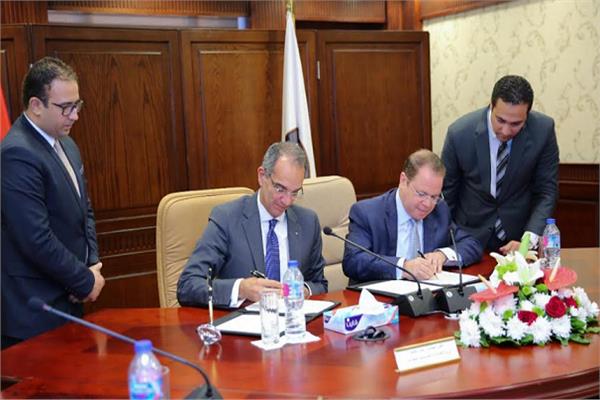 النائب العام و وزير الاتصالات أثناء توقيع البروتوكول
