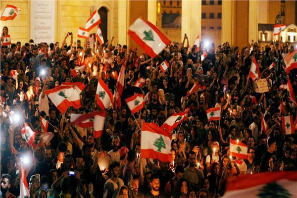امتلاء الساحات والميادين في عموم لبنان بالمتظاهرين وسط مظاهر احتفالية