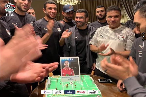 البدري ولاعبي منتخب مصر يحتفلون بعيد ميلاد الجوكر