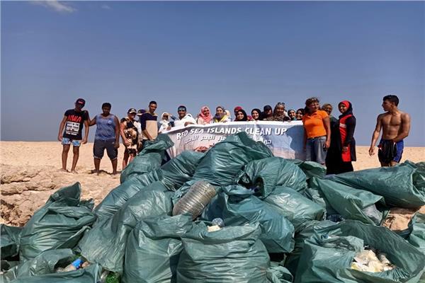 بمشاركة سائحين وطلاب.. تنظيف شواطئ جزيرة مجاويش بالغردقة