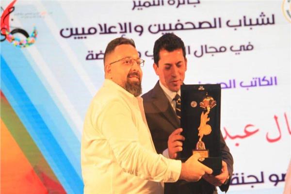 نجل الناقد الرياضي كمال عبد الخالق خلال استلام الجائزة نيابة عن والده