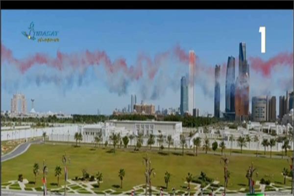  الطائرات ترسم علم مصر في سماء أبوظبي لحظة وصول الرئيس السيسي 
