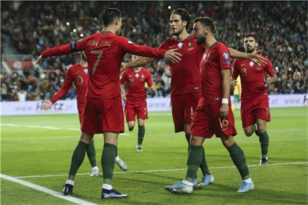 فرحة رونالدو مع لاعبي البرتغال بالفوز