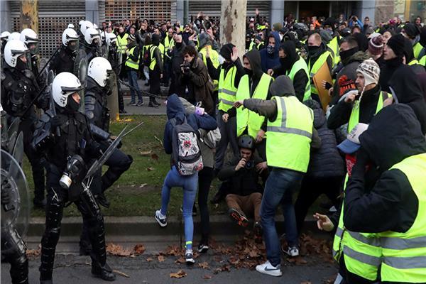 الشرطة الفرنسية تعتقل 100 شخص ضمن احتجاجات السترات الصفراء