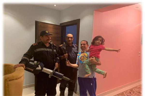 إنقاذ طفلة عقب إحتجازها داخل إحدى غرف مسكنها بالتجمع الخامس