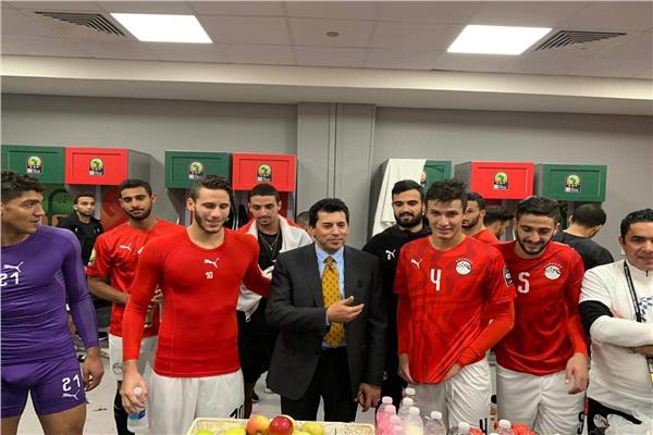 وزير الرياضة يحتفل مع لاعبي المنتخب المصري بالتأهل