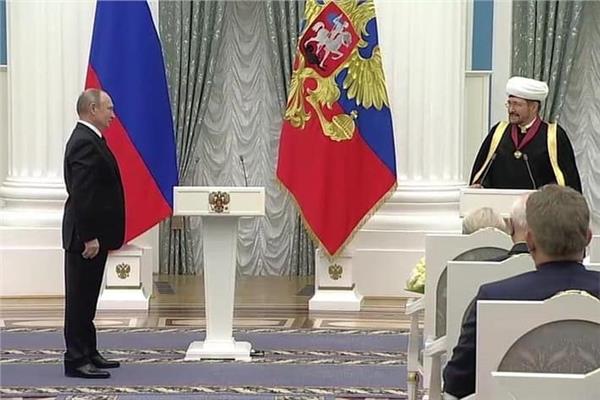 بوتين يقلد مفتي روسيا وسام الاستحقاق الوطني