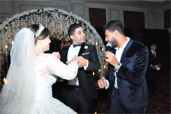 محمد شاهين مع العروسين