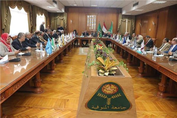 مبارك يعقد جلسة مجلس جامعة المنوفية 