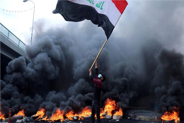 متظاهرون يحرقون القنصلية الإيرانية في العراق.. وفرض حظر للتجوال