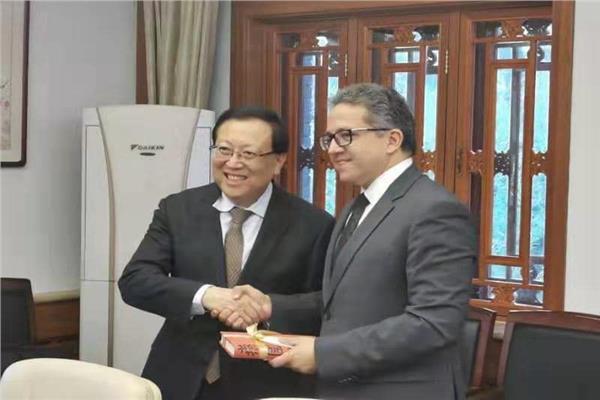 رئيس جامعة بكين يستقبل وزير الآثار