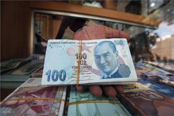 العملة التركية تفقد ما يقرب من 30% من قيمتها أمام الدولار