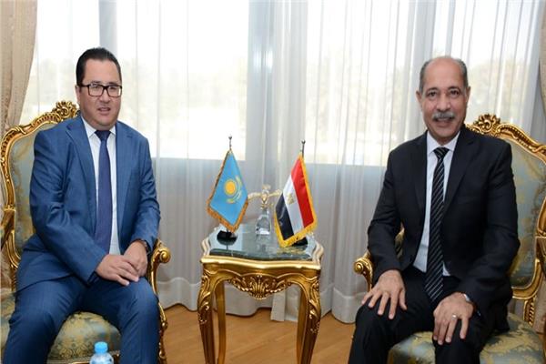  وزير الطيران المدنى يلتقي سفير جمهورية كازاخستان بالقاهرة