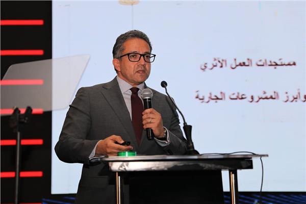  الدكتور خالد العناني وزير الآثار