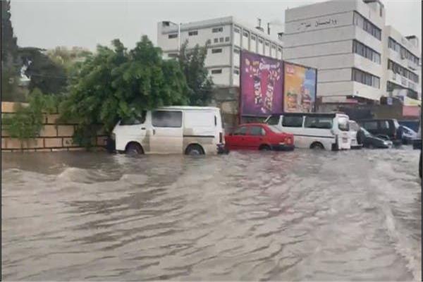 مياه الفيضانات تعطل حركة السير في لبنان