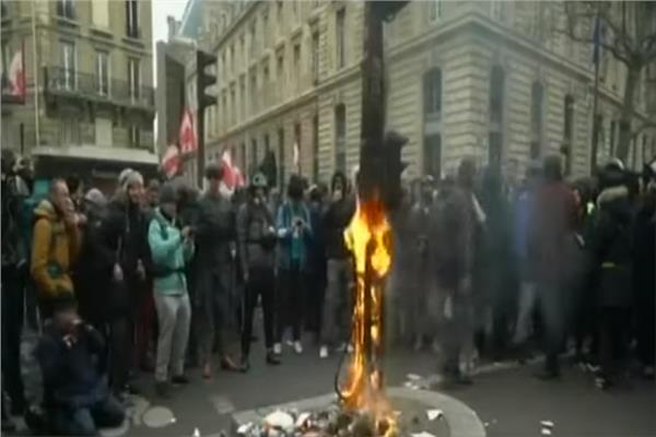 محتجون يشعلون فرنسا بإضراب عام ضد إصلاحات ماكرون 