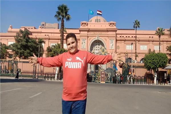 بدعوة من وزير الآثار.. جولة للطفل «علي صبرة» بمتحف التحرير