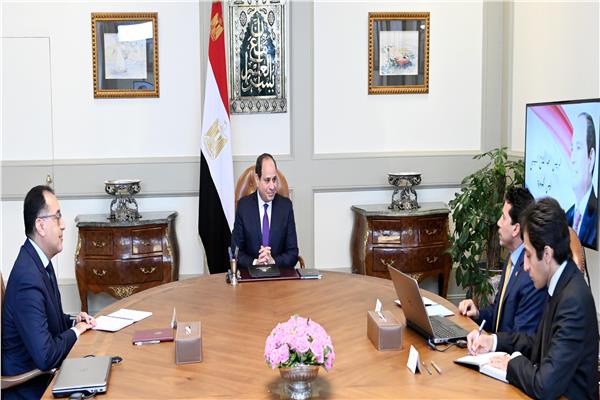 الرئيس عبد الفتاح السيسي  خلال الاجتماع 