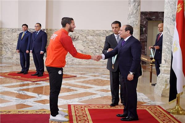 الرئيس السيسي يستقبل رمضان صبحي وأبطال المنتخب الأوليمبي