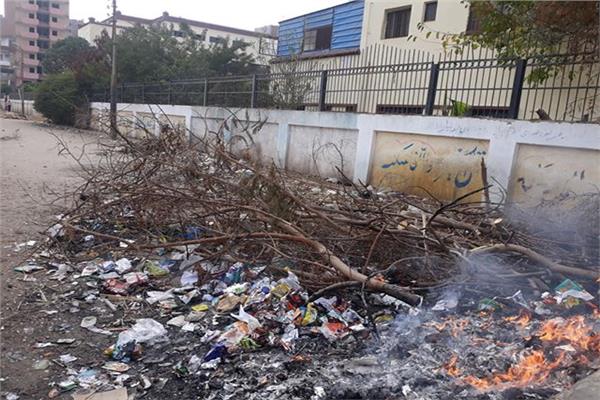 حرق "القمامة" بجوار مدرسة ابتدائية في الإسماعيلية