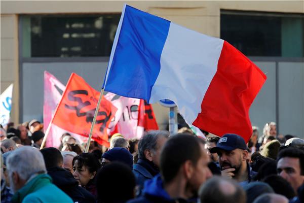 نقابات الفرنسية تنقل معركة المعاشات إلى الشوارع