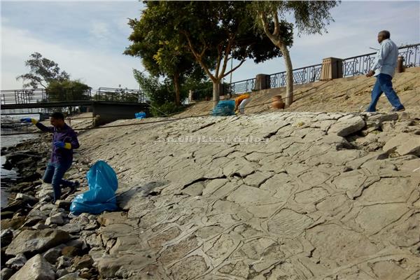 محبى الأقصر والأجانب المقيمين والجمعيات الخيرية بالأقصر يشاركون فى مبادرة لتنظيف النيل من التلوث