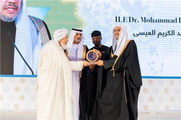 خلال احتفال دولي وزير التسامح الإماراتي يُسلّم د.العيسى جائزة تعزيز السِّلم
