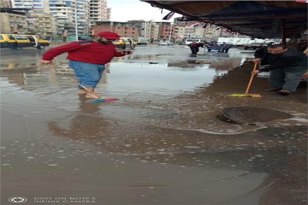 مواطنو الغربية يكسحون مياه الأمطار 