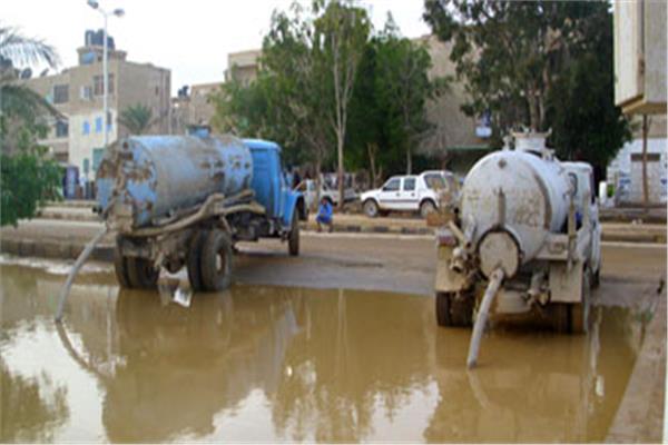 انتشار سيارات شفط المياه ورجال المرور في شوارع الإسماعيلية
