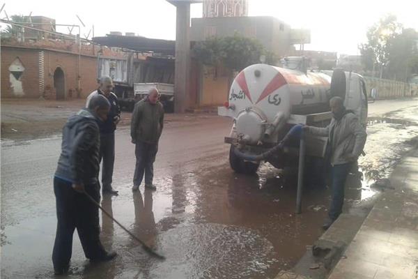 عربات شفط مياه الأمطار تنتشر بشوارع مدينة سرس الليان