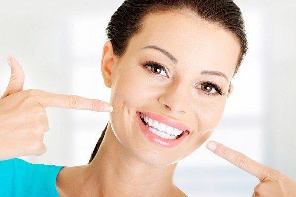 طبيب أسنان يوضح الحالات التي ينجح معها التبييض   