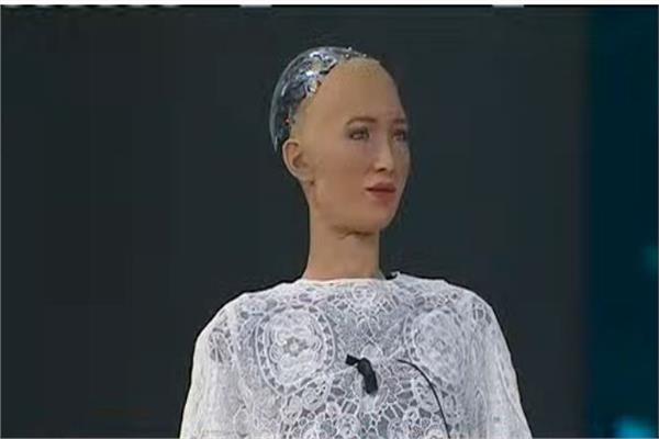 الروبوت صوفيا تتحدث عن علاقتها بالبشر بمنتدى شباب العالم