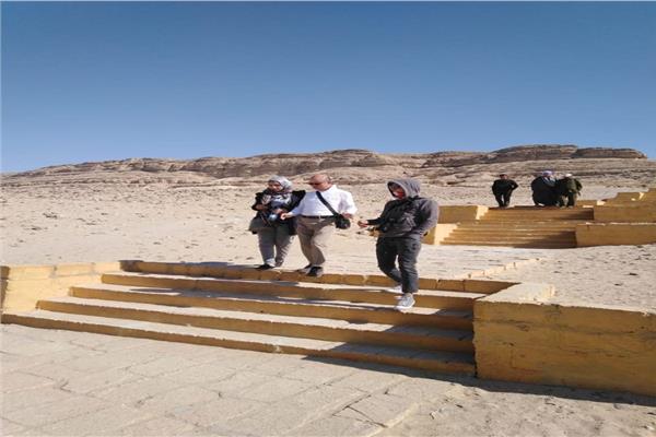 وفد سياحي كورى يزور منطقة آثار بني حسن بالمنيا