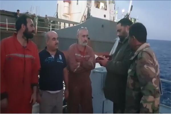 البحرية الليبية تحتجز سفينة تركيا لتفتيشها والتحقيق مع طاقمها 