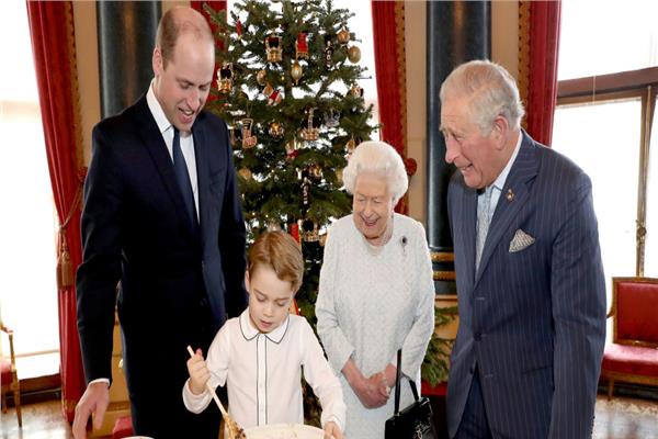  الملكة إليزابيث الثانية تعد حلوى عيد الميلاد بعد عام صعب