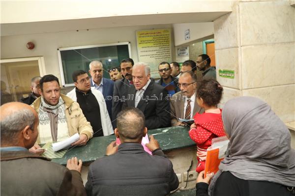 محافظ الجيزة يحيل طبيب وفنى تحليل للتحقيق بمستشفى ابو النمرس