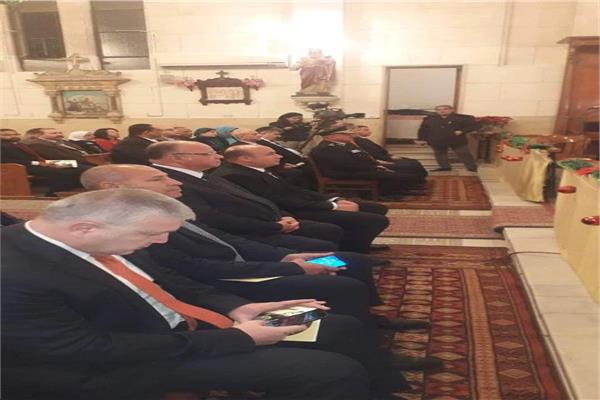 محافظ القاهرة خلال زيارته لكنيسة الأرمن الكاثوليك بمصر الجديدة