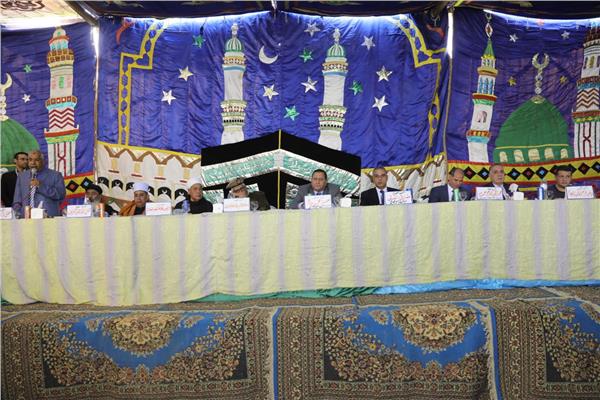 محافظ سوهاج يشهد الصلح بين عائلتين بمركز "دار السلام"