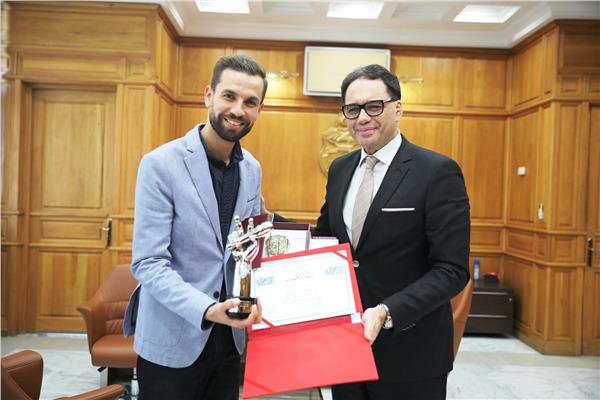 تونس تُكريم مهدي عياشي بعد فوزه بـ«ذا فويس»