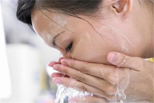 غسل الوجه بالماء الساخن