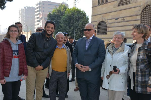 محافظ القاهرة يلتقي صورة تذكرية معه سياح  مجمع الأديان 