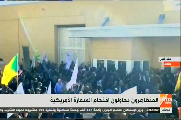 متظاهرون عراقيون يحاولون اقتحام السفارة الأمريكية