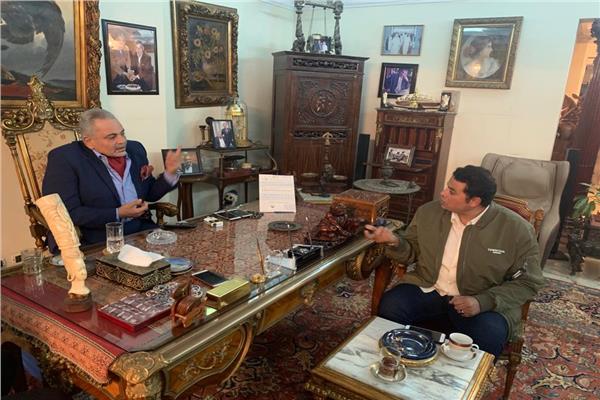 مصطفى نصار رئيس مدرسة "إيجيبت جولد"  للذهب مع محرر بوابة أخبار اليوم 