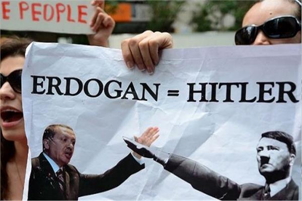 تظاهرات تشبه أردوغان بهتلر النازي