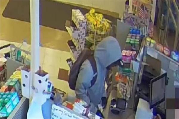 بدون تهديد أو أسلحة.. رجل يسرق صيدلية والسر في «الورقة»