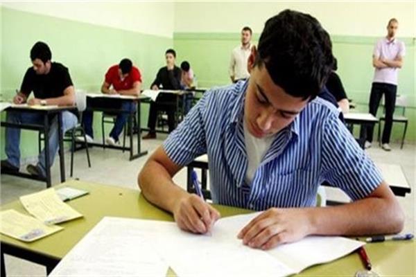 طلاب الصف الأول الثانوي امتحان اللغة العربية