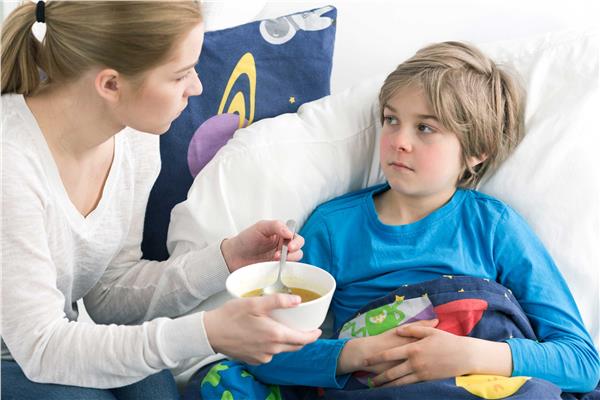 «البيض والسمك واللبن» حقيقة تناول الأطفال لأكلات تزيد أدوار البرد