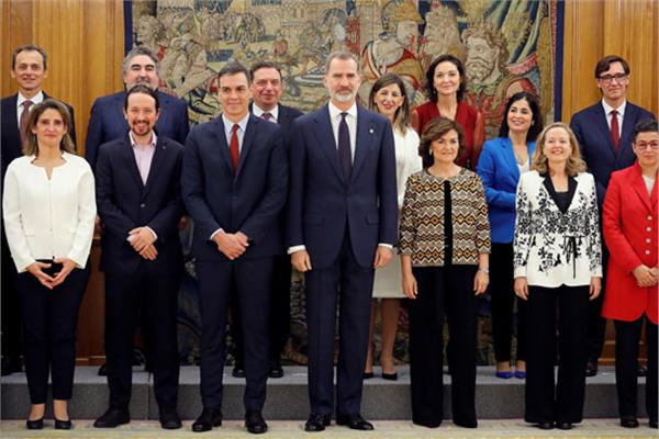 حكومة بيدرو سانشيز مع الملك الإسباني فيليب السادس في القصر الملكي بالعاصمة مدريد